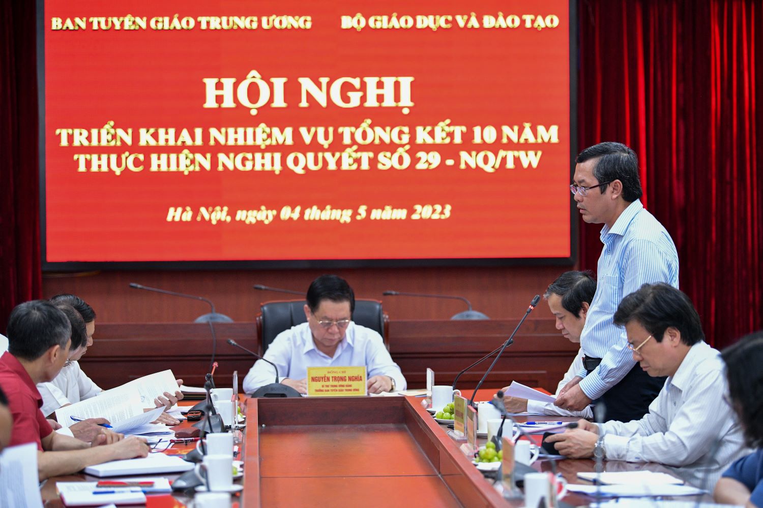 Thứ trưởng Bộ GD&ĐT Nguyễn Văn Phúc thay mặt Ban Cán sự Đảng Bộ GD&ĐT báo cáo tiến độ các nội dung công việc. Thứ trưởng Bộ GD&ĐT Nguyễn Văn Phúc thay mặt Ban Cán sự Đảng Bộ GD&ĐT báo cáo tiến độ các nội dung công việc.
