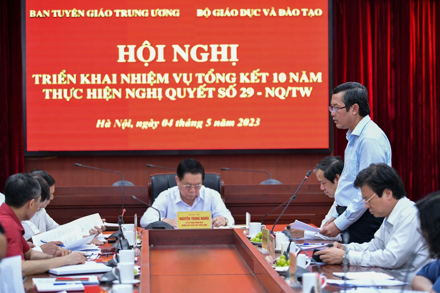 Thứ trưởng Bộ GD&amp;ĐT Nguyễn Văn Phúc thay mặt Ban Cán sự Đảng Bộ GD&amp;ĐT báo cáo tiến độ các nội dung công việc.