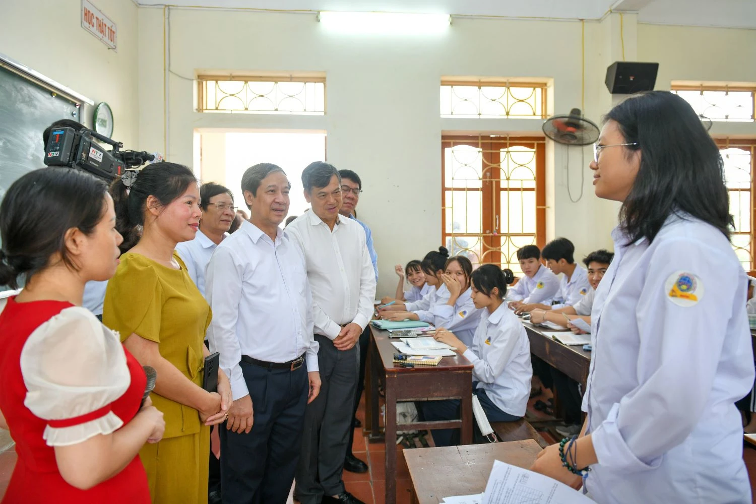 Bộ trưởng thăm hỏi, động viên học sinh Trường THPT Mỹ Lộc.