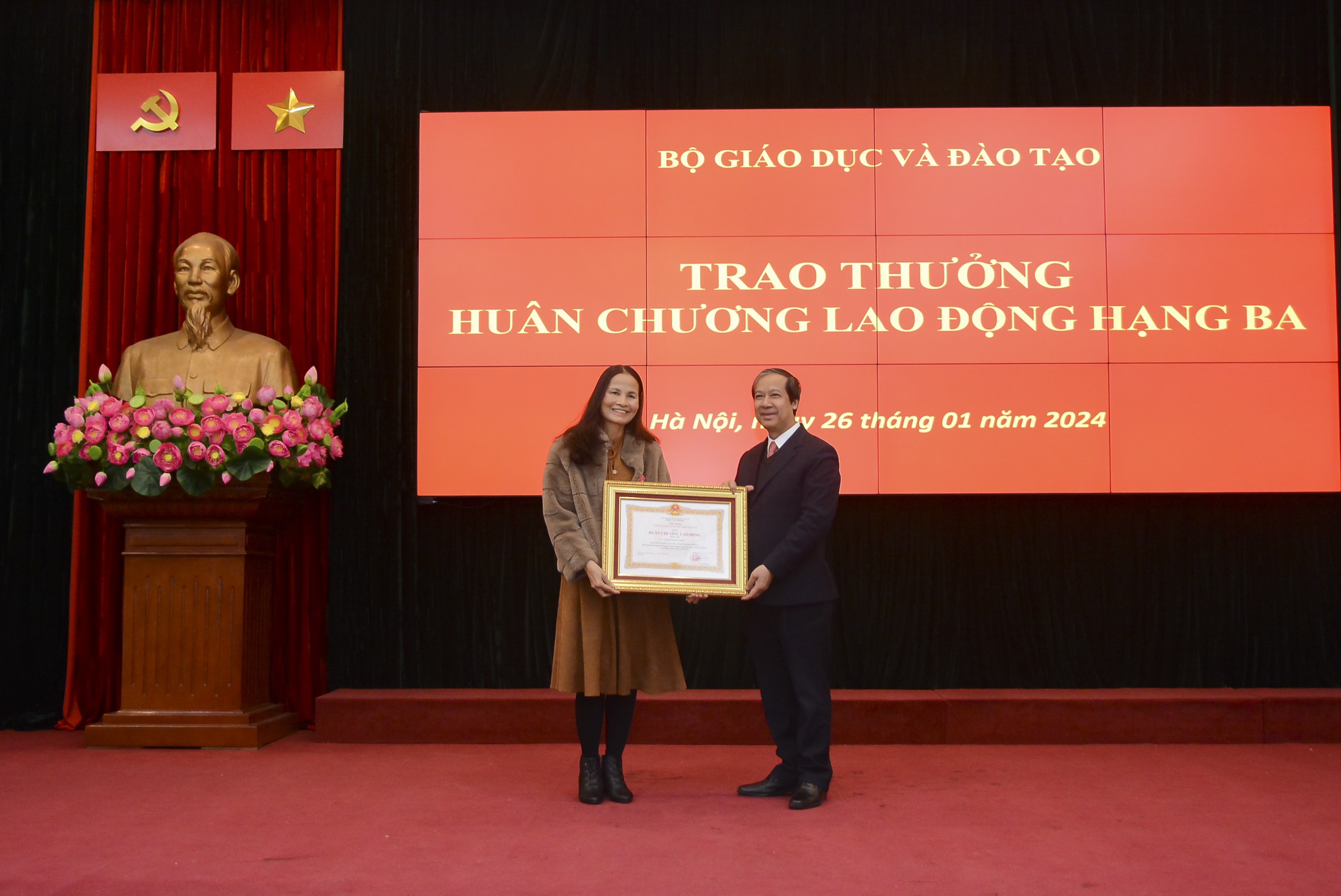 Bộ trưởng Nguyễn Kim Sơn trao Huân chương Lao động hạng Ba cho nguyên Phó Vụ trưởng Vụ Tổ chức cán bộ Lê Thị Phương Hồng. Bộ trưởng Nguyễn Kim Sơn trao Huân chương Lao động hạng Ba cho nguyên Phó Vụ trưởng Vụ Tổ chức cán bộ Lê Thị Phương Hồng.