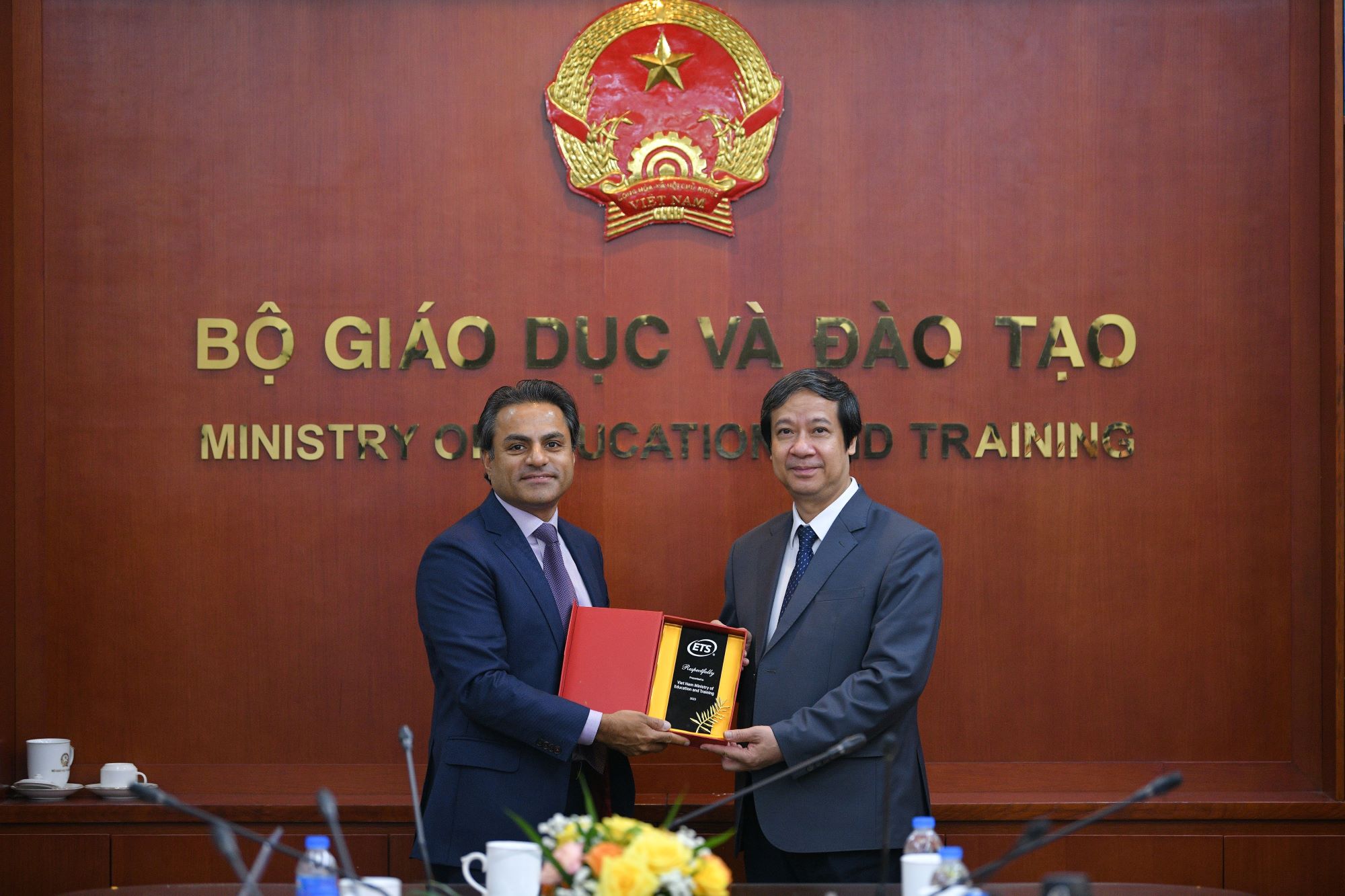 Hai bên tặng quà lưu niệm nhân dịp gặp mặt. Hai bên tặng quà lưu niệm nhân dịp gặp mặt.
