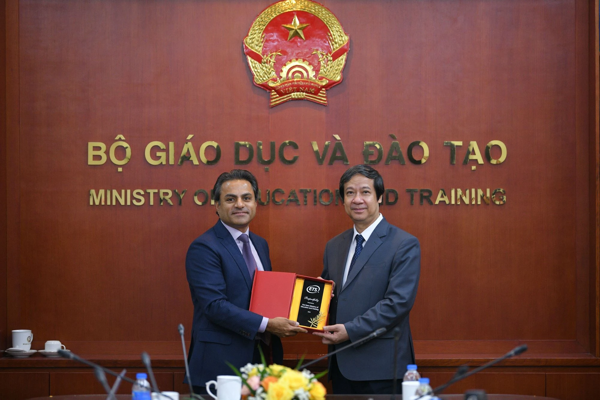 Hai bên tặng quà lưu niệm nhân dịp gặp mặt.