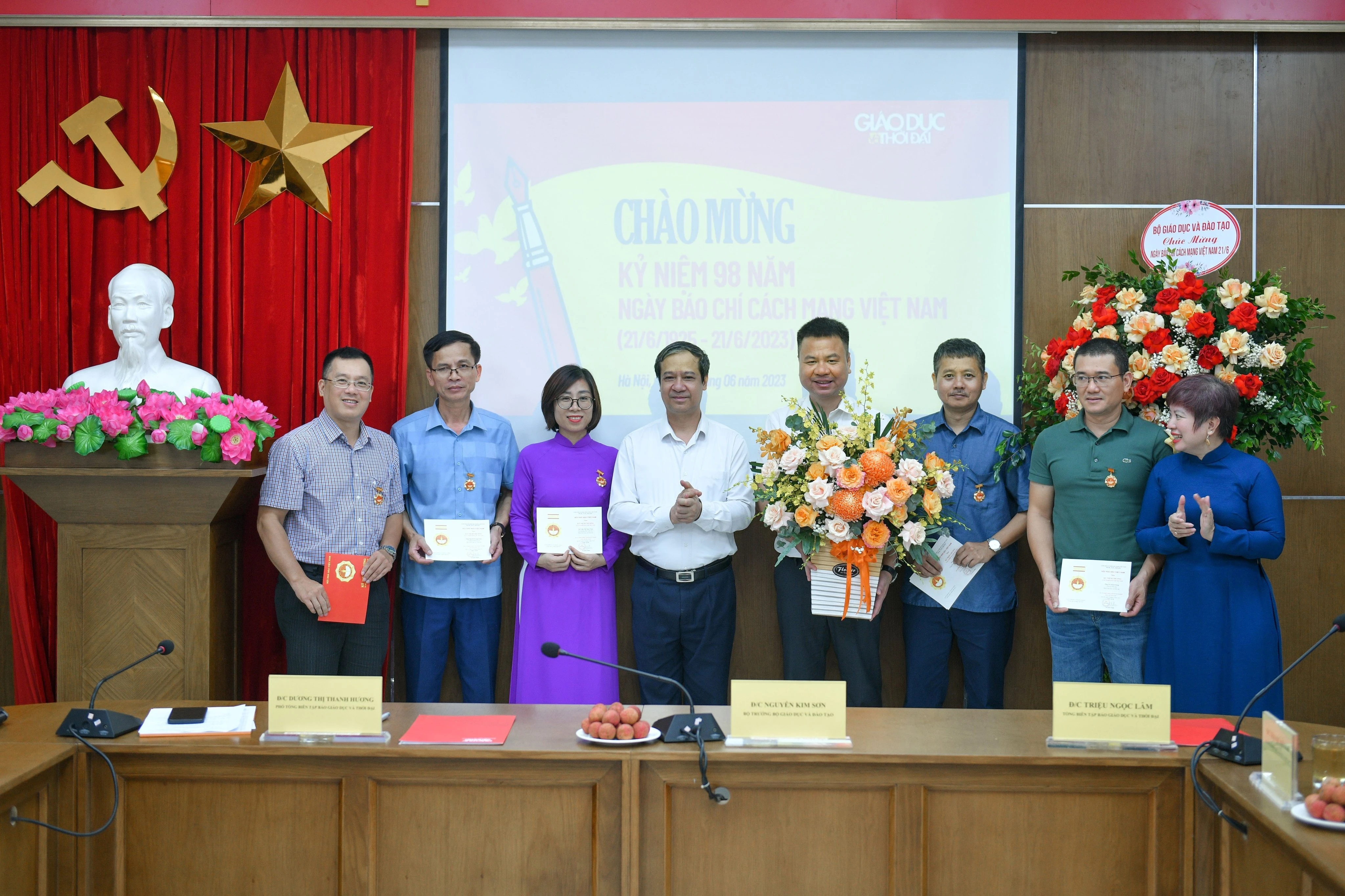 Bộ trưởng Nguyễn Kim Sơn chúc mừng các nhà báo thuộc Báo Giáo dục và Thời đại nhận Kỷ niệm chương “Vì sự nghiệp Báo chí Việt Nam”.