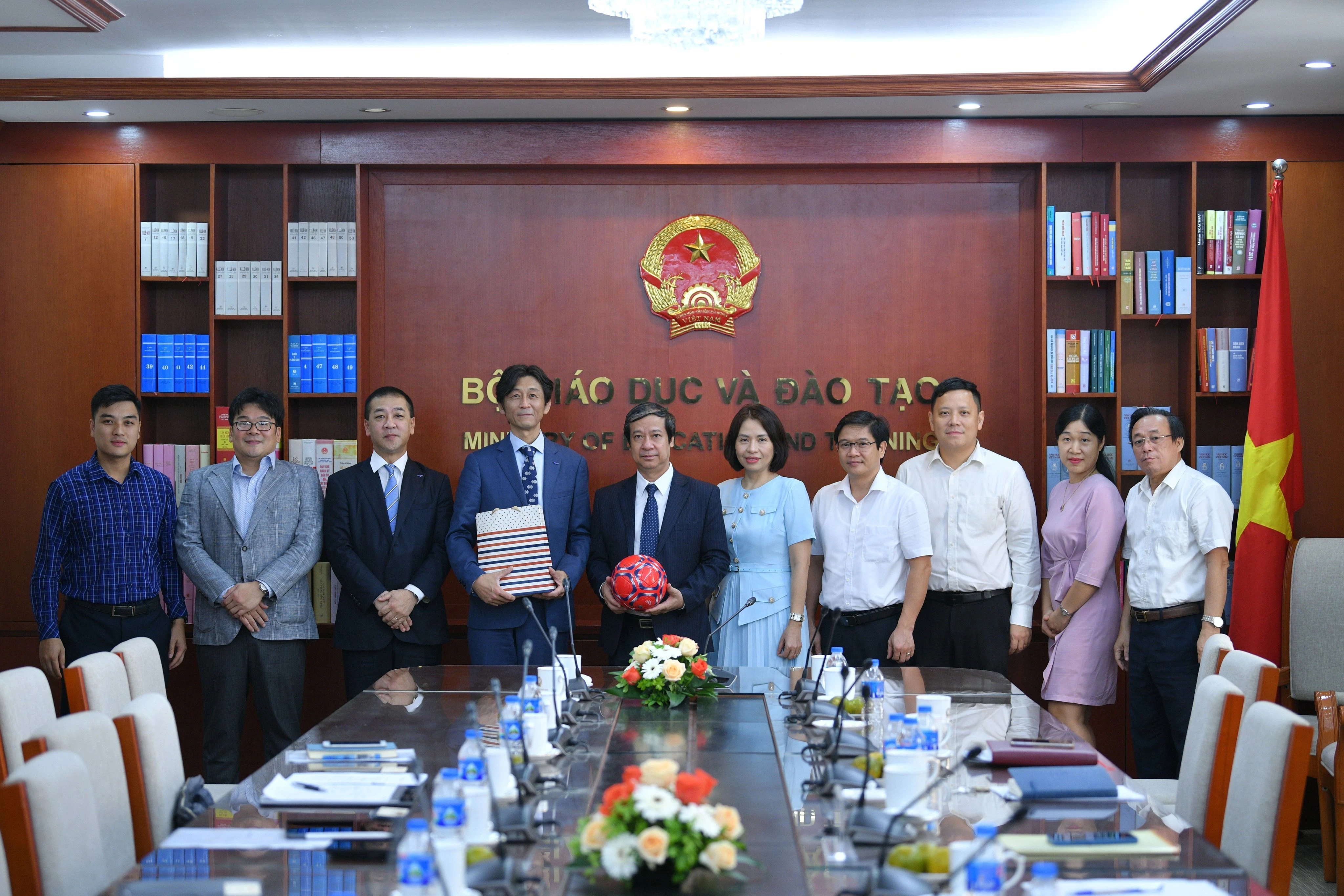 Hai bên chụp ảnh lưu niệm tại buổi làm việc.