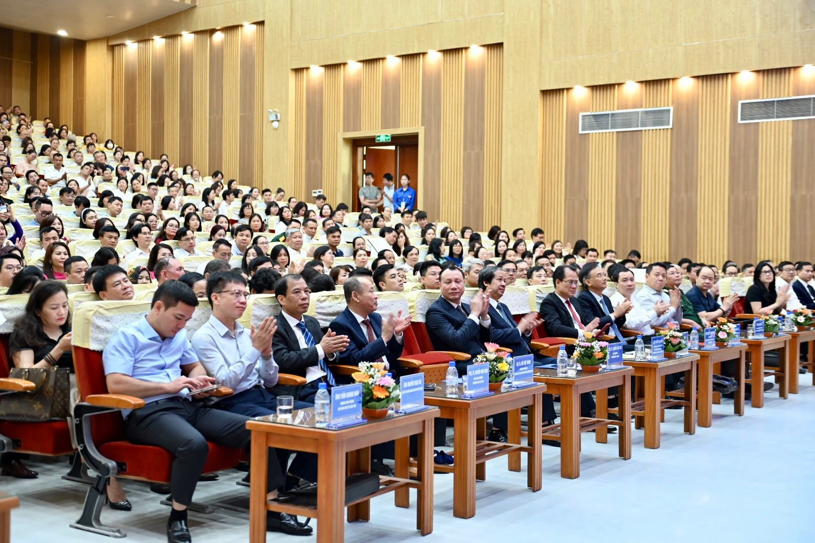 Buổi lễ có sự tham dự của đại diện lãnh đạo Bộ GD&ĐT; lãnh đạo các đơn vị chức năng của Bộ GD&ĐT; lãnh đạo Đảng uỷ khối các trường ĐH, CĐ Hà Nội; lãnh đạo Ban Tuyên giáo Trung ương, Mặt trận Tổ quốc Việt Nam; lãnh đạo các sở GD&ĐT, các trường THPT; lãnh đạo các cơ quan ban ngành, đoàn thể; lãnh đạo Đại sứ quán các nước tại Việt Nam…