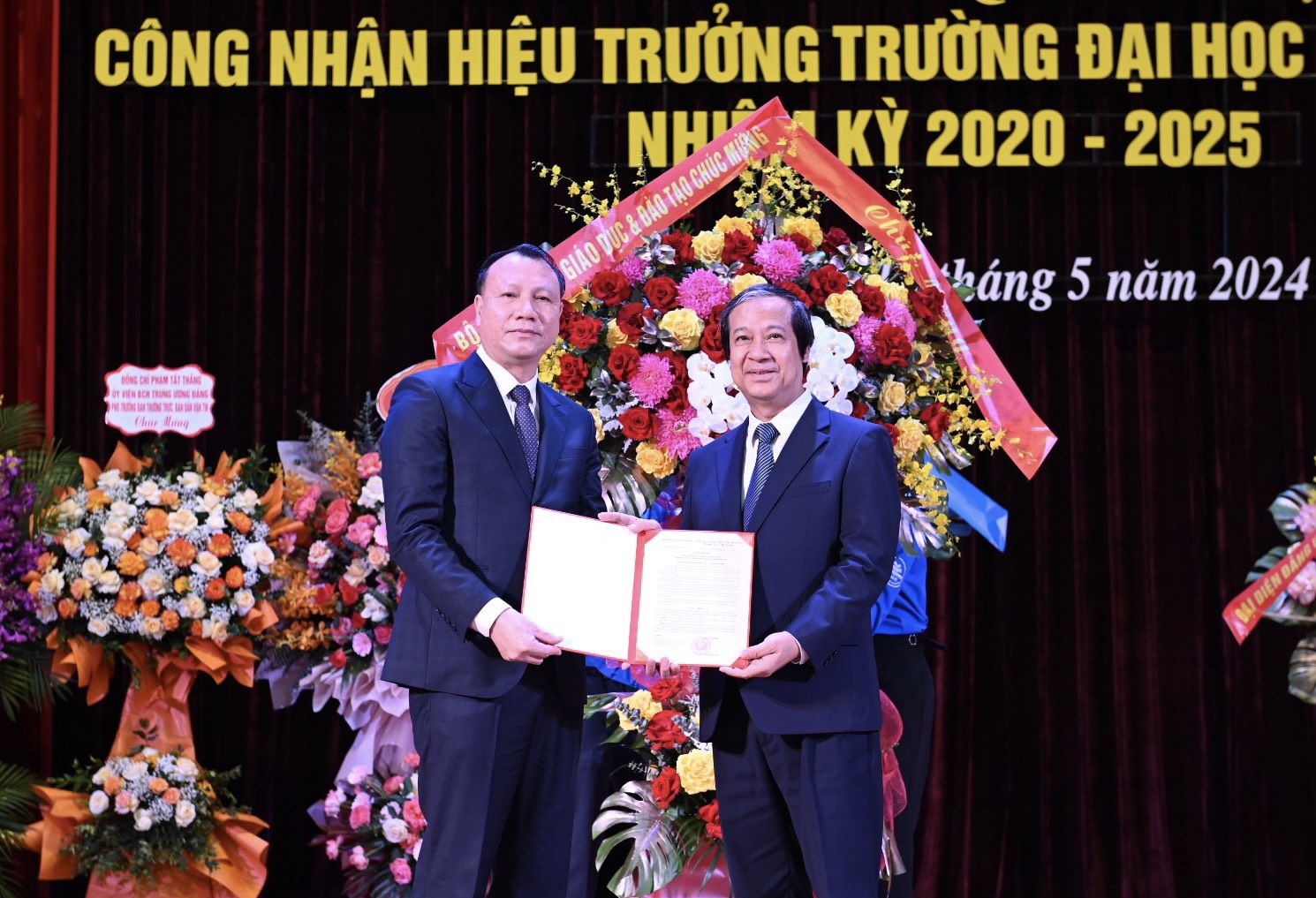 Bộ trưởng Nguyễn Kim Sơn trao Quyết định công nhận Hiệu trưởng Trường ĐH Sư phạm Hà Nội cho PGS.TS. Nguyễn Đức Sơn.