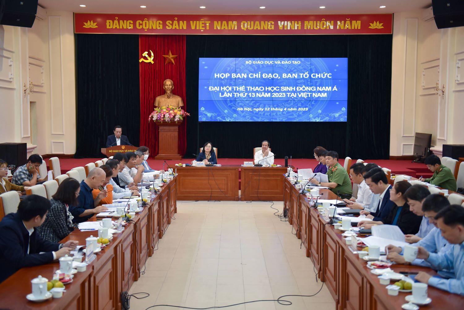 Bộ trưởng Bộ GD&amp;ĐT Nguyễn Kim Sơn - Trưởng Ban Chỉ đạo và Thứ trưởng Bộ GD&amp;ĐT Ngô Thị Minh - Phó Trưởng ban thường trực Ban Chỉ đạo chủ trì phiên họp.