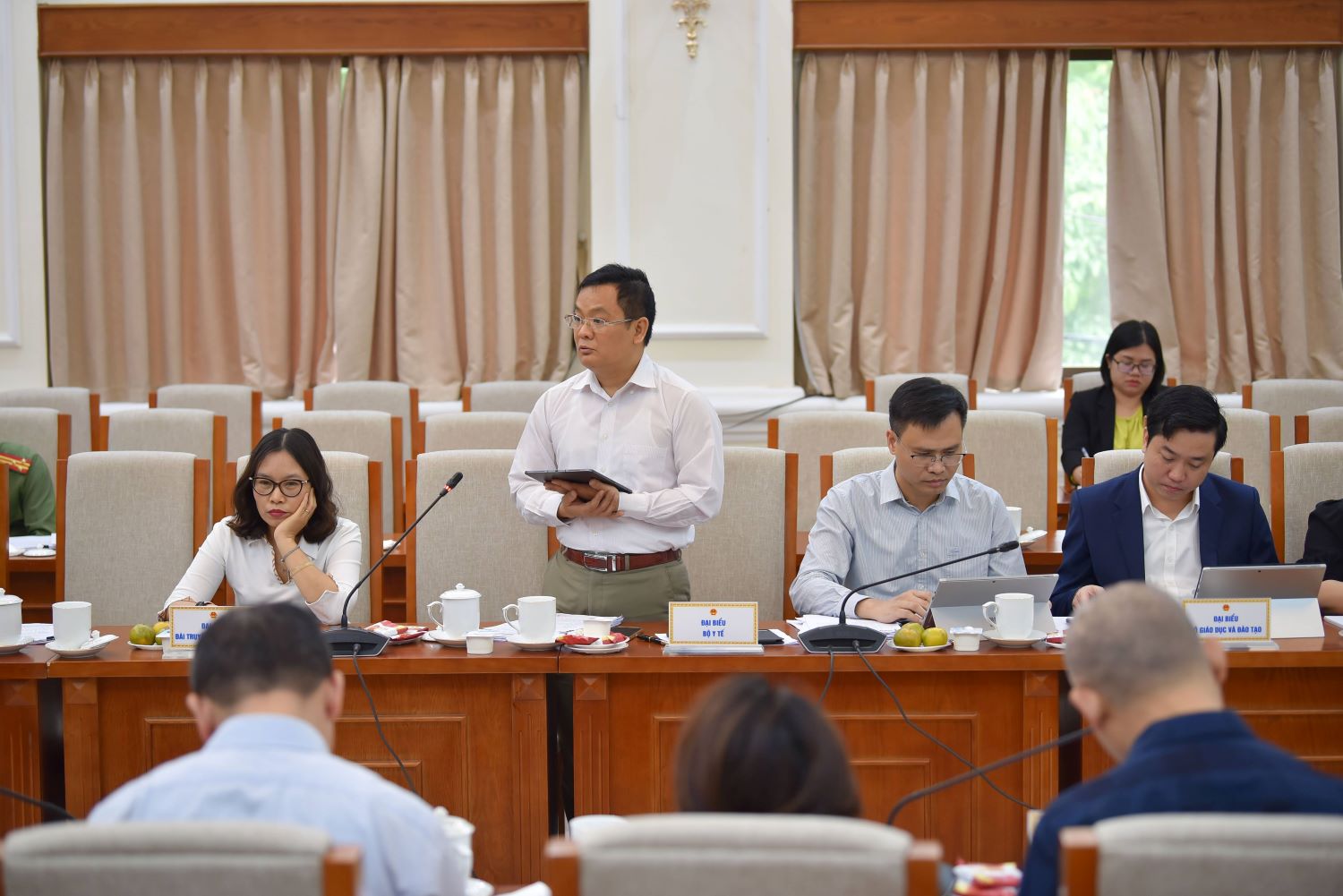 Đại biểu trao đổi tại phiên họp.