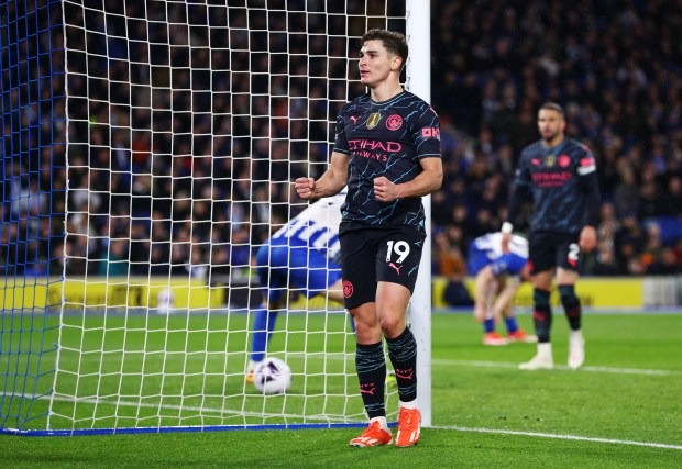 Man City đè bẹp Brighton, khiến Arsenal ‘tim đập chân run’ 