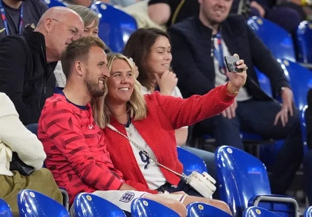 Hình ảnh cực tình của tuyển thủ Anh với vợ và bạn gái trên khái đài EURO 2024