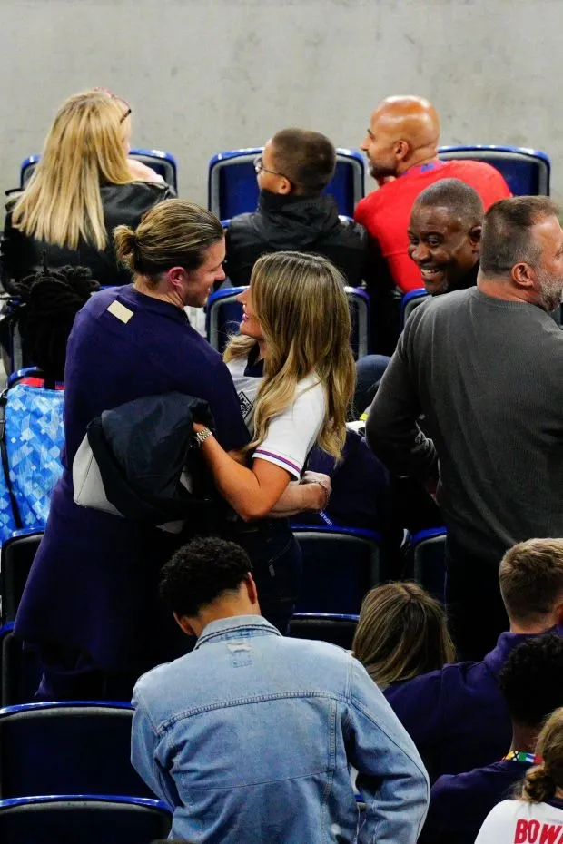 Hình ảnh cực tình của tuyển thủ Anh với vợ và bạn gái trên khái đài EURO 2024