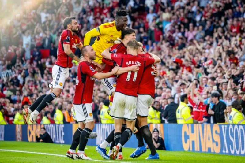 Chùm ảnh Man Utd thắng ngược Brentford trong 4 phút bù giờ