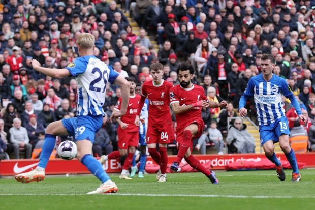 Liverpool ngược dòng thắng Brighton, chiếm ngôi đầu Ngoại hạng Anh 