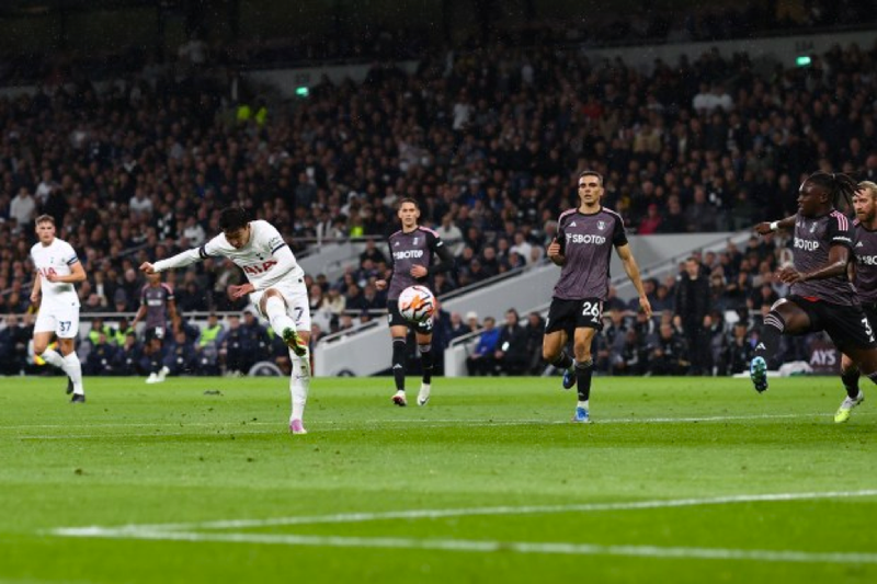 Son Heung-min ghi tuyệt phẩm khiến hai hậu vệ Fulham lao vào nhau