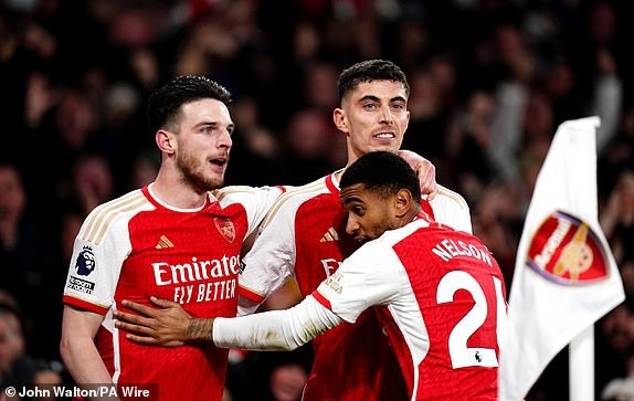 Thủ môn mắc sai lầm khó tin, Arsenal vẫn chiếm ngôi đầu Ngoại hạng Anh 