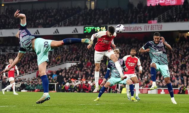 Thủ môn mắc sai lầm khó tin, Arsenal vẫn chiếm ngôi đầu Ngoại hạng Anh 