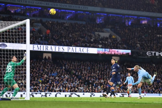 Man City hòa Chelsea cay đắng, Haaland nổi giận lôi đình 