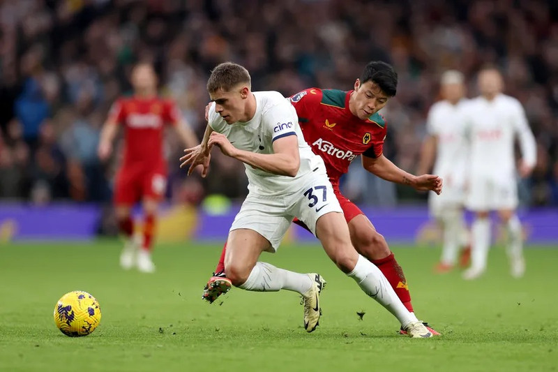 Tottenham văng khỏi top 4, Liverpool xây chắc ngôi đầu 