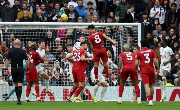 Tottenham văng khỏi top 4, Liverpool xây chắc ngôi đầu 