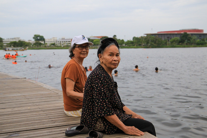 Nắng nóng, người dân Huế và du khách ra sông Hương ‘giải nhiệt’ 