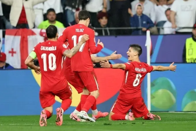 Chùm ảnh: Sao trẻ phá kỷ lục của Ronaldo, Thổ Nhĩ Kỳ thắng ngoạn mục 
