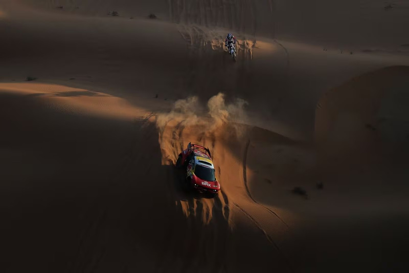 Hình ảnh 'siêu thực' tại giải đua xe trên sa mạc Dakar Rally