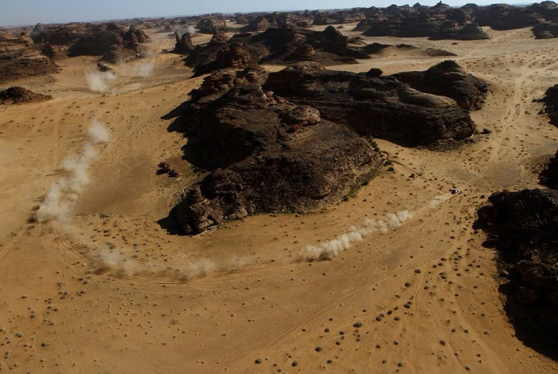 Hình ảnh 'siêu thực' tại giải đua xe trên sa mạc Dakar Rally