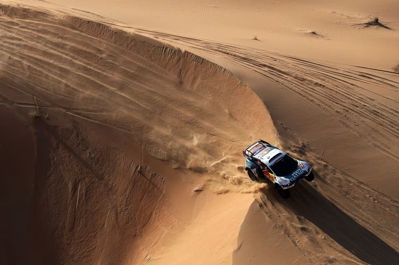 Hình ảnh 'siêu thực' tại giải đua xe trên sa mạc Dakar Rally