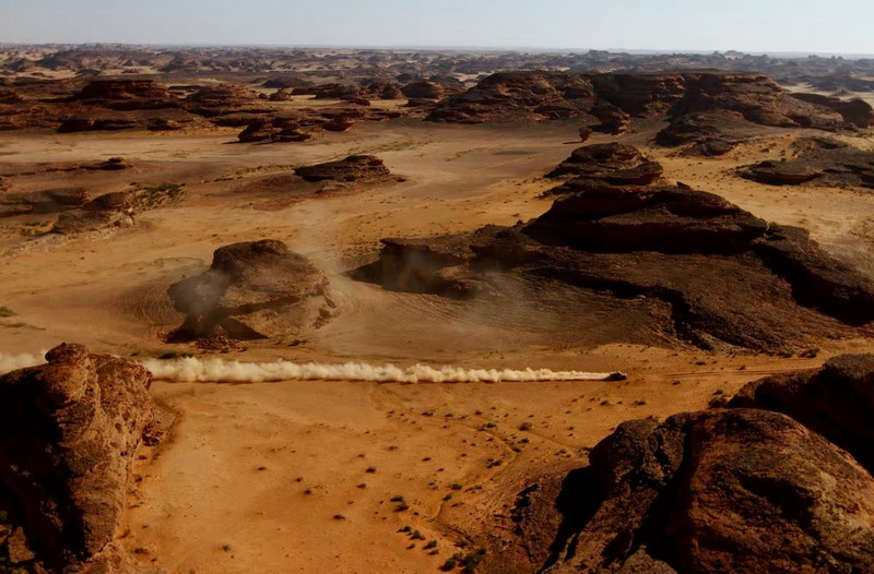 Hình ảnh 'siêu thực' tại giải đua xe trên sa mạc Dakar Rally