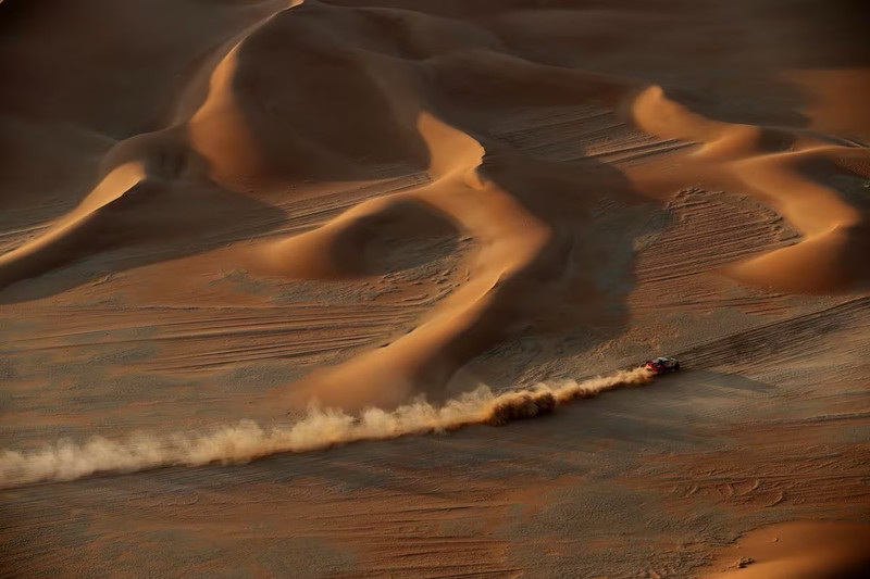 Hình ảnh 'siêu thực' tại giải đua xe trên sa mạc Dakar Rally