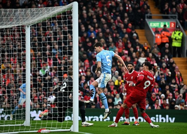 Chùm ảnh: Liverpool, Man City ‘dâng’ ngôi đầu Ngoại hạng Anh cho Arsenal 