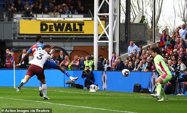 Thắng đậm Crystal Palace, Man City đeo bám quyết liệt ngôi đầu Ngoại hạng Anh