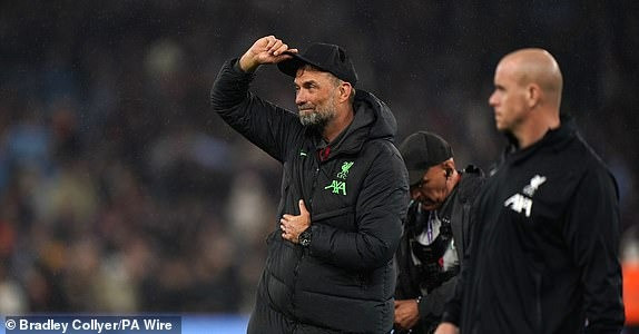 Chùm ảnh: Cầm hoà Liverpool, cổ động viên Aston Villa tri ân Jurgen Klopp 