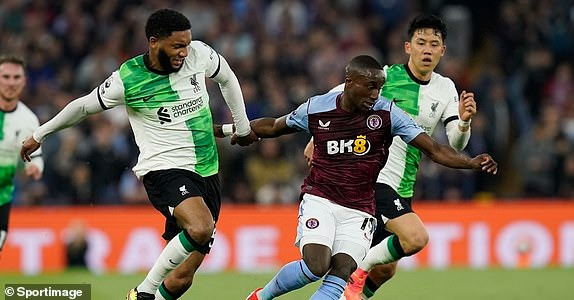 Chùm ảnh: Cầm hoà Liverpool, cổ động viên Aston Villa tri ân Jurgen Klopp 