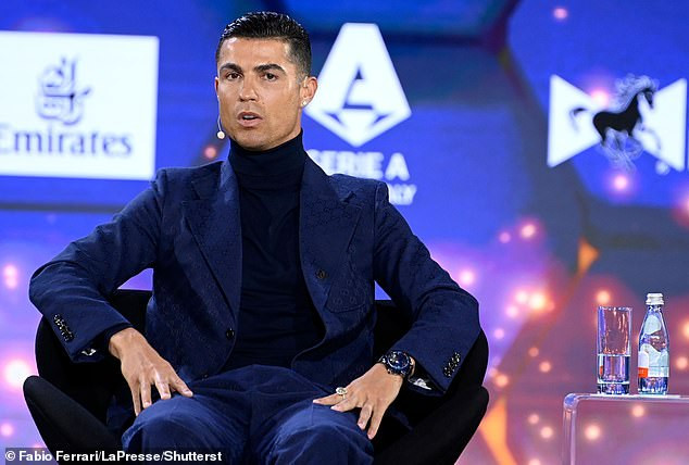 Bạn gái Ronaldo 'chiếm sóng' tại lễ trao giải Globe Soccer Awards