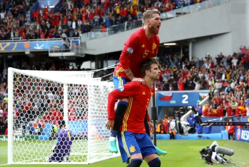 Ramos trao giải Grammy cho bạn gái cũ của ‘kình địch’ Pique