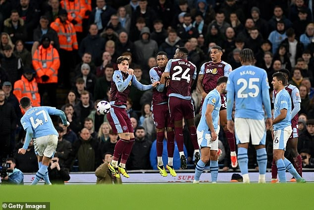 Đè bẹp Aston Villa, Man City tiếp tục cuộc đua kịch tính ở Ngoại hạng Anh 