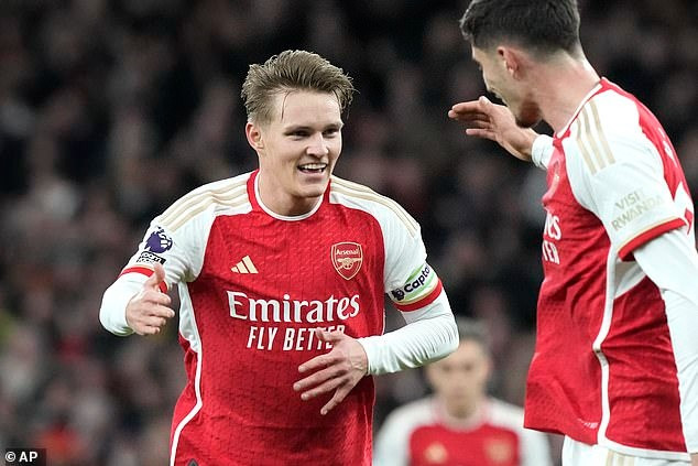 ‘Nhân tố lạ’ giúp Arsenal chiếm ngôi đầu Ngoại hạng Anh 