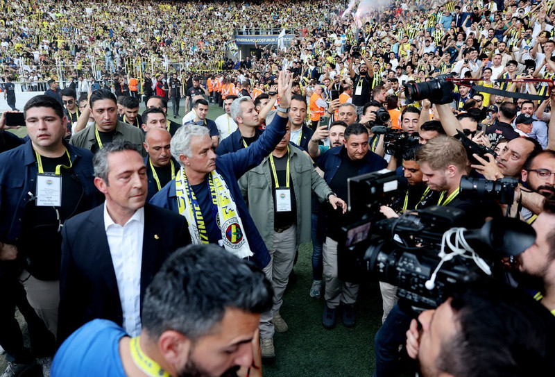 Hàng chục nghìn cổ động viên Fenerbahce đốt pháo sáng chào đón HLV Mourinho