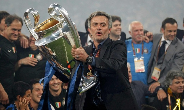 Hàng chục nghìn cổ động viên Fenerbahce đốt pháo sáng chào đón HLV Mourinho