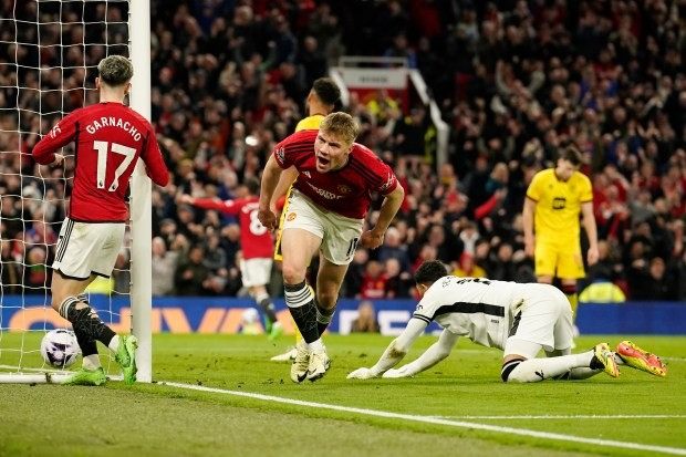 Chùm ảnh: Man Utd thắng nhọc nhằn đội cuối bảng Ngoại hạng Anh 