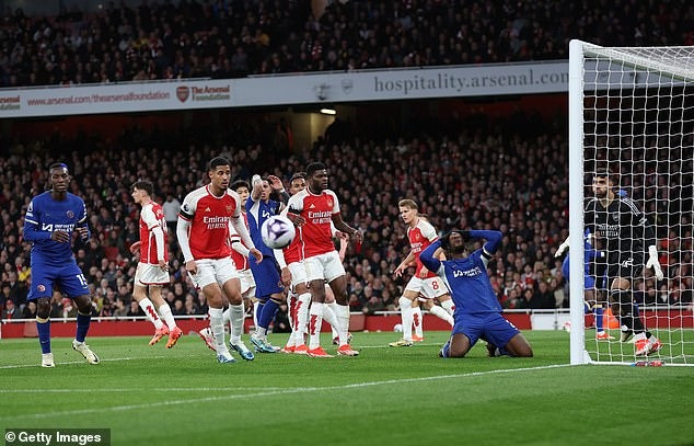 Arsenal thắng lịch sử trước Chelsea, bỏ xa Man City trên bảng xếp hạng