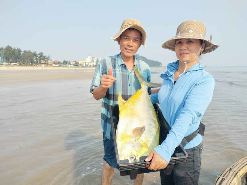 Ngư dân Hà Tĩnh trúng đậm mẻ cá vàng dương, thu lợi hơn 300 triệu đồng