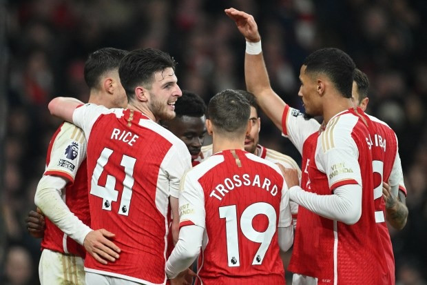 Man City và Arsenal áp sát Liverpool vòng 26 Ngoại hạng Anh 