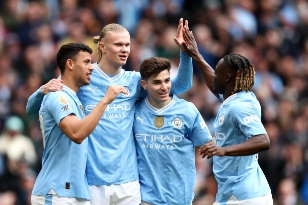 Chùm ảnh: Man City đè bẹp Luton, chiếm ngôi đầu Ngoại hạng Anh