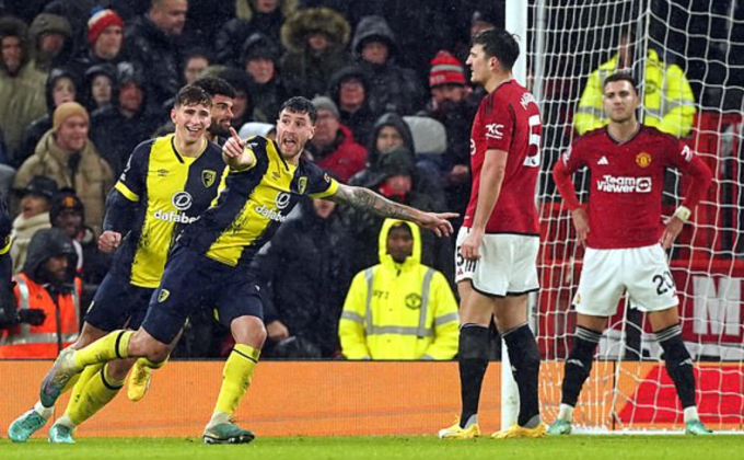 Man Utd thảm bại ‘không thể bào chữa’ ngay tại Old Trafford 