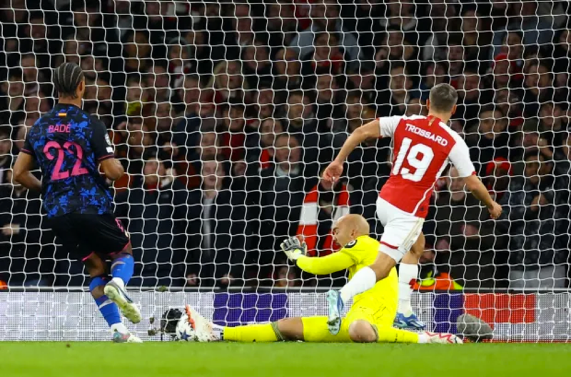 Arsenal trả giá đắt ở Champions League 