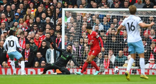 Liverpool ‘dâng’ chức vô địch Ngoại hạng Anh cho Man City