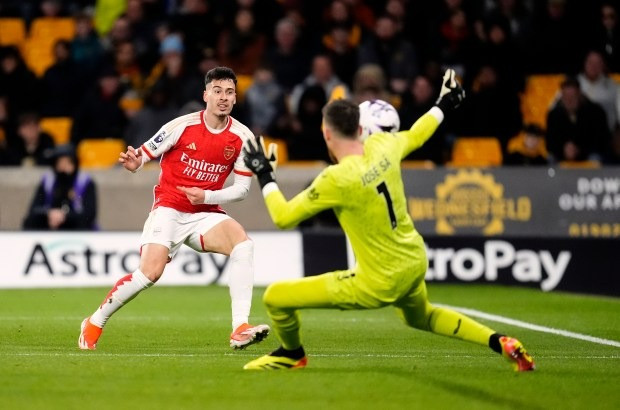 Quên nỗi đau Champions League, Arsenal trở lại đỉnh bảng Ngoại hạng Anh 