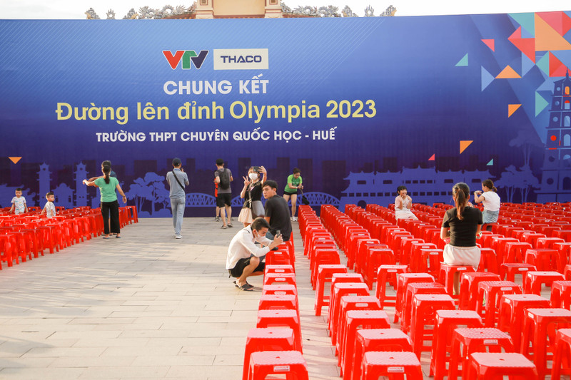 Hối hả chuẩn bị điểm cầu Huế trước giờ 'G' vòng Chung kết Olympia 2023